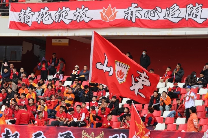 主場上萬名球迷的吶喊助威，給山東體彩女足征戰(zhàn)女超增添了能量與動力